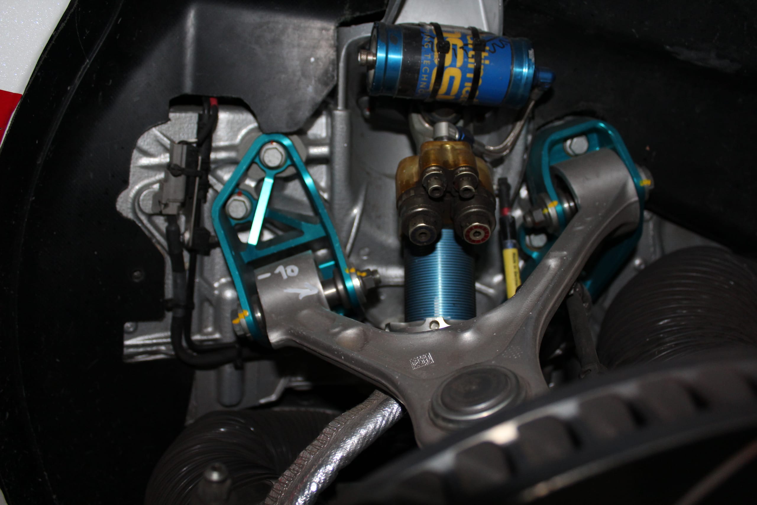 Figure 5: Mercedes AMG GT3 front axle showing pronounced anti-geometry control arm inclination