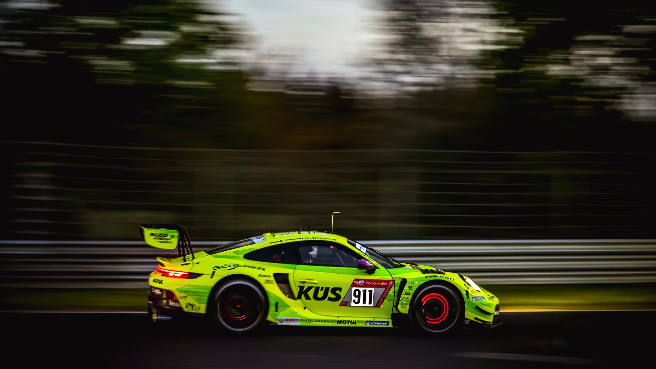 911 GT3 R with glowing brake discs at Nurburgring